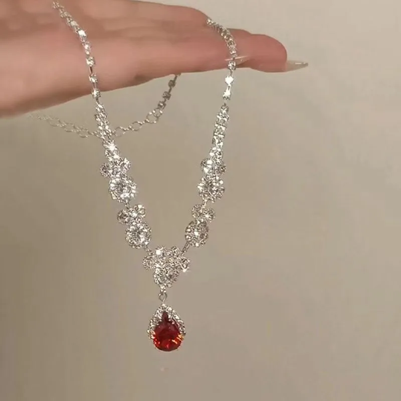 White Moonlight ~ Super Flash Zircon Water Drop Pendant Necklace Minority Fashion High Sense Temperament Wild Clavicle Chain Jewelry display picture 2