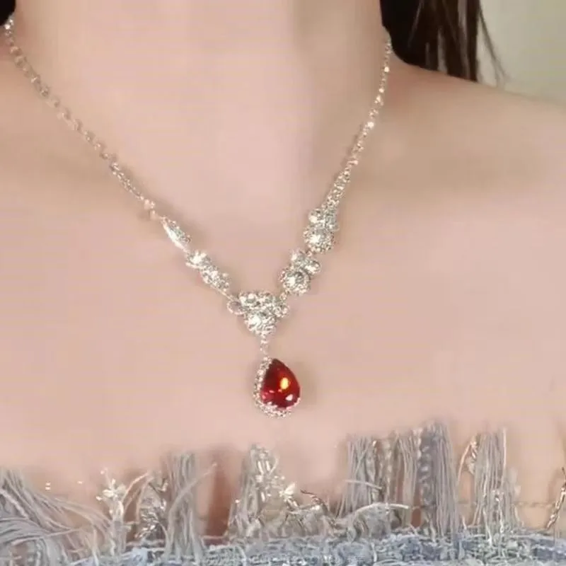 White Moonlight ~ Super Flash Zircon Water Drop Pendant Necklace Minority Fashion High Sense Temperament Wild Clavicle Chain Jewelry display picture 1