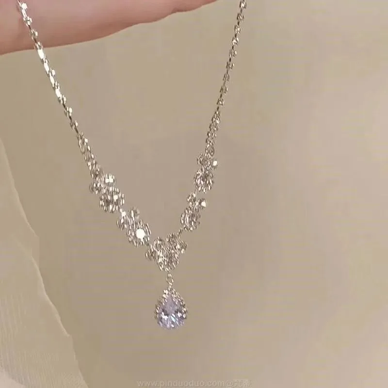 White Moonlight ~ Super Flash Zircon Water Drop Pendant Necklace Minority Fashion High Sense Temperament Wild Clavicle Chain Jewelry display picture 5