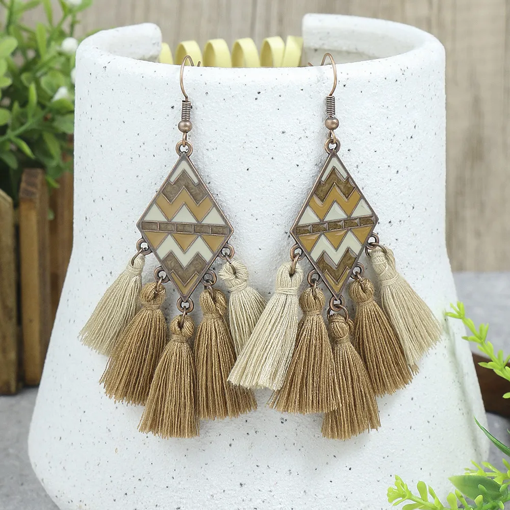 En Stock Européen Et Américain Populaire Vintage Boucles D'oreilles Costume Ethnique Style Gland Boucles D'oreilles En Alliage  Creux Oreille Anneaux En Gros display picture 8
