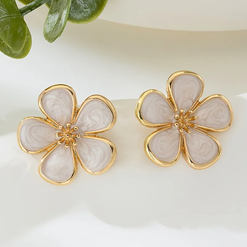 Coréen Super Hot Ins Doux Élégance En Métal Huile-Spot Glaze Fleurs Boucles D'oreilles Cinq Pétale Fleur Frais Vacances Style Boucles D'oreilles Pour Femmes display picture 16
