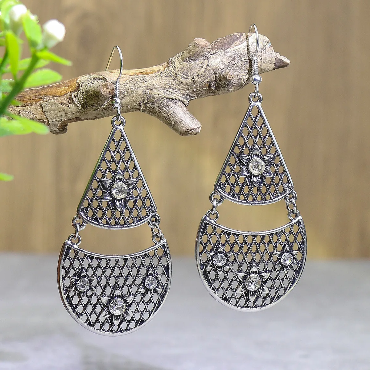 Retro Ethnic Earrings Bohemian Eardrops Tassel Pendant Scenic Spot Ear Hanging Ear Studs Handmade Ear Rings display picture 6