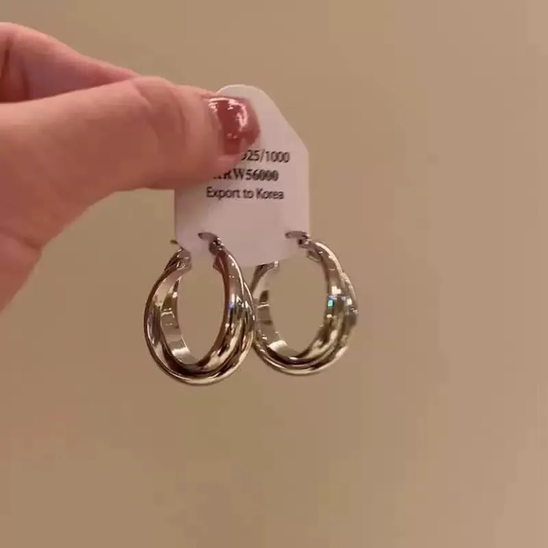 Lumière De Luxe Haut Sens Rond Bague Boucles D'oreilles Femmes Super Polyvalent Texture Brillant Et Simple Boucles D'oreilles Boucles D'oreilles Niche Conception Oreille display picture 9