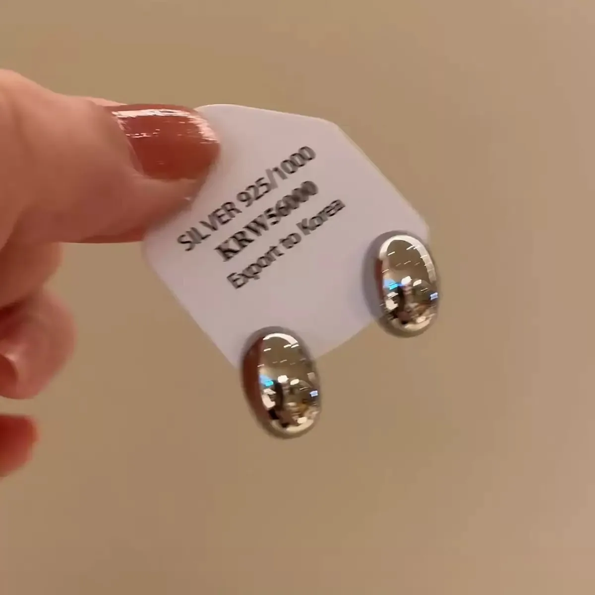 Pendientes Redondos Ligeros De Lujo Con Alto Sentido De Las Mujeres Con Textura Súper Versátil Pendientes Brillantes Y Simples Pendientes Con Diseño De Nicho display picture 1