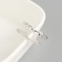 Japonais Et Coréen Style S925 Sterling Argent Ins Style Géométrique Twisted Mobius Très Simple Et Fine Petit Doigt Anneau Tous Les-match Bague En Argent Bracelet main image 2