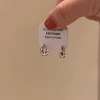 Lumière De Luxe Haut Sens Rond Bague Boucles D'oreilles Femmes Super Polyvalent Texture Brillant Et Simple Boucles D'oreilles Boucles D'oreilles Niche Conception Oreille main image 2