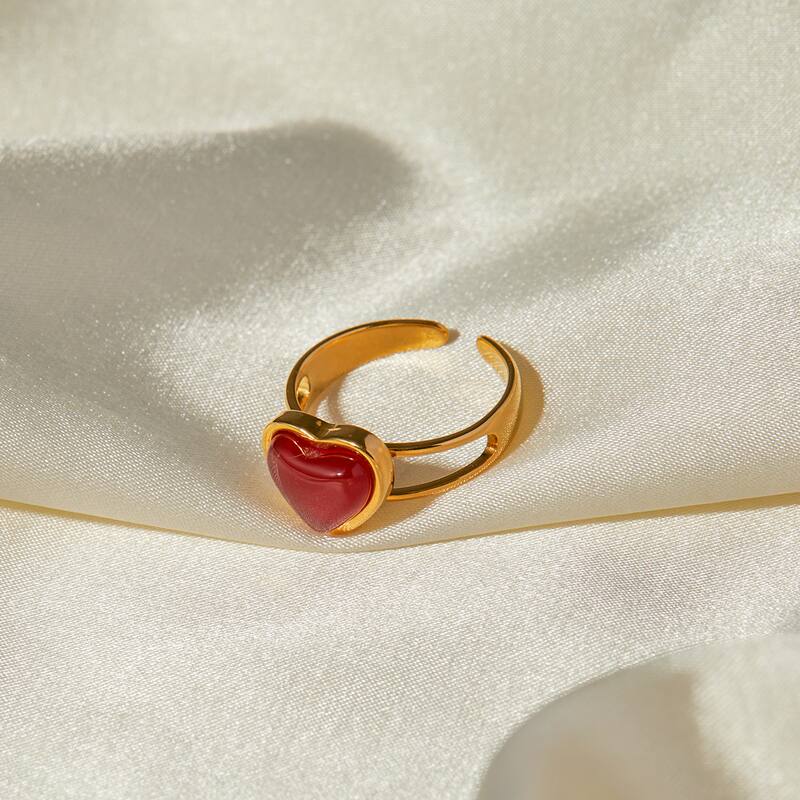 Style IG Acier Inoxydable 304 Forme De Cœur Incruster Rouge Agate Plaqué Or 18K Femmes Anneau Ouvert