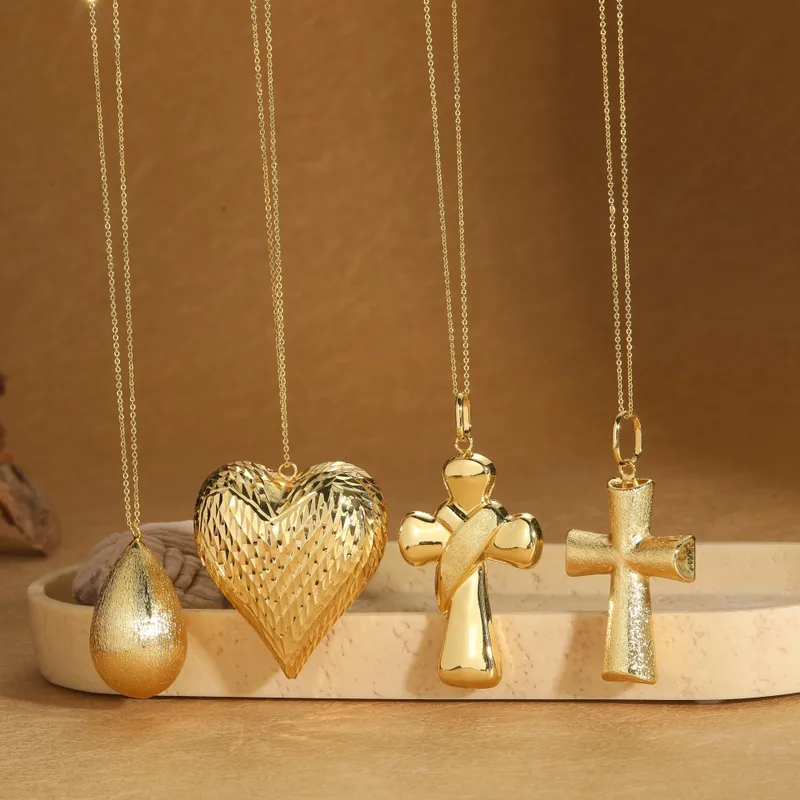 Traverser Forme De Cœur Décontractée Style Classique Le Cuivre Plaqué Or 14K Pendentif Polissage Fermeture À Boucle De Type Homard