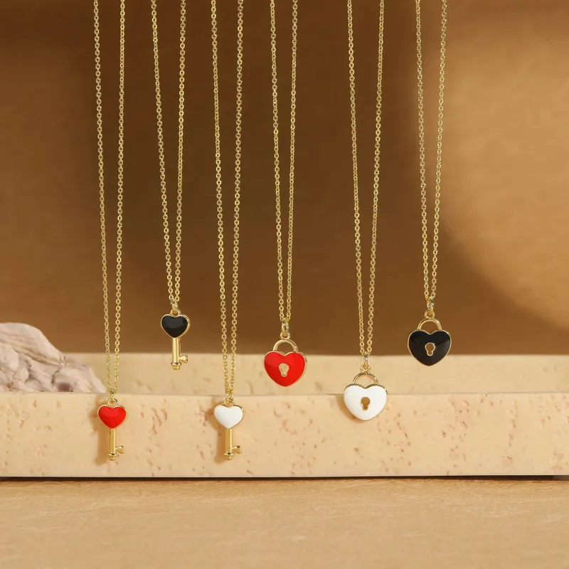 Forme De Cœur Clé Cadenas Décontractée Style Classique Le Cuivre Plaqué Or 14K Pendentif Émail Fermeture À Boucle De Type Homard