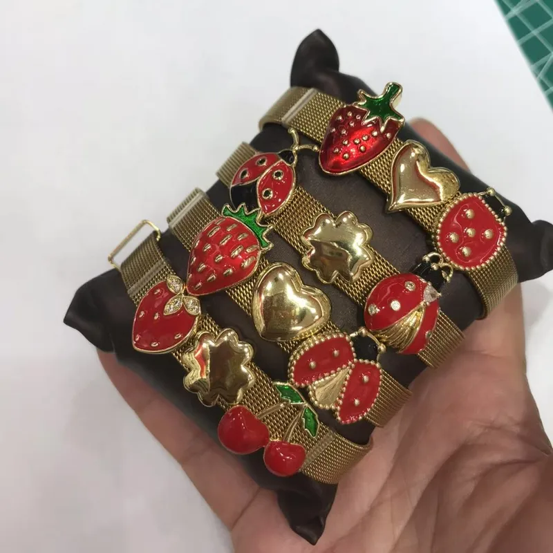 Trèfle À Quatre Feuilles Cerise Forme De Cœur Décontractée Style Moderne Artistique Zircon Le Cuivre Plaqué Or 18K Bracelets Fait Main Polissage Émail Boucle